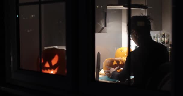 Mujer Tallando Calabaza Para Noche Halloween Vista Través Ventana Una — Vídeos de Stock