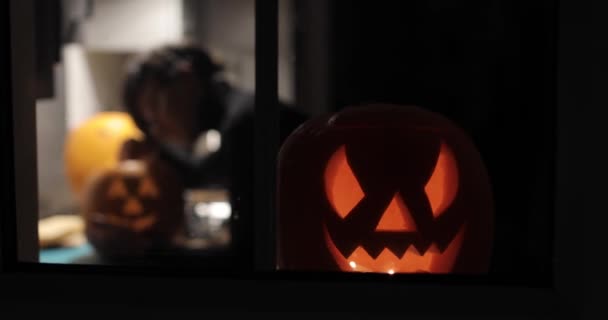 Vrouw Snijden Pompoen Voor Halloween Nacht Uitzicht Door Het Raam — Stockvideo