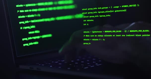 Hacker Handen Typen Een Toetsenbord Close Bekijken Man Codering Met — Stockvideo