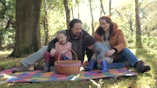 Szczęśliwa Rodzina Korzystających Piknik Jesiennym Lesie Rodzice Dwójką Dzieci Korzystających — Wideo stockowe