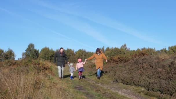 Mutlu Bir Aile Güneşli Bir Sonbahar Gününde Kırsalda Birlikte Eğleniyor — Stok video