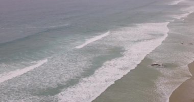 Cornwall sahil manzaralı dalgalar ve uçurumlar - Huysuz bulutlu manzaralı muhteşem dalgalar sahile ulaşıyor - seyahat ve tatil temaları