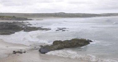 Cornwall sahil manzaralı dalgalar ve uçurumlar - Huysuz bulutlu manzaralı muhteşem dalgalar sahile ulaşıyor - seyahat ve tatil temaları