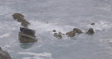 Cornwall sahil manzaralı dalgalar ve uçurumlar - Huysuz bulutlu manzaralı muhteşem dalgalar sahile ulaşıyor - seyahat ve tatil temaları