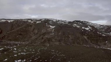 İzlanda 'da kış ıssız hava manzarası - arka planda dağlarla donuk kırsal alan tipik İzlanda görüşü - seyahat ve vahşi doğa kavramları