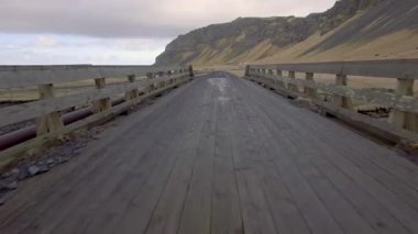 İzlanda 'daki boş yolun hava manzarası güzel kırsal kesimde seyahat ve ulaşım kavramları