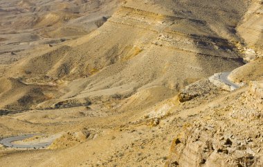 İsrail 'deki Negev Çölü' nün Rocky tepeleri. Güney İsrail Çölü 'ndeki çöl kaya oluşumlarının nefes kesici manzarası..