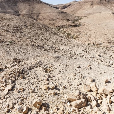 İsrail 'deki Negev Çölü' nün Rocky tepeleri. Güney İsrail Çölü 'ndeki çöl kaya oluşumlarının nefes kesici manzarası..