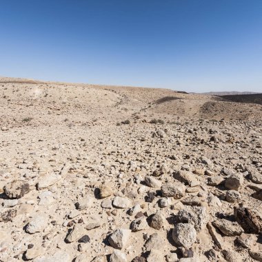İsrail 'deki Negev Çölü' nün Rocky tepeleri. Güney İsrail Çölü 'ndeki çöl kaya oluşumlarının nefes kesici manzarası..
