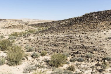 İsrail 'deki Negev Çölü' nün Rocky tepeleri. Güney İsrail Çölü 'ndeki çöl kaya oluşumlarının nefes kesici manzarası..