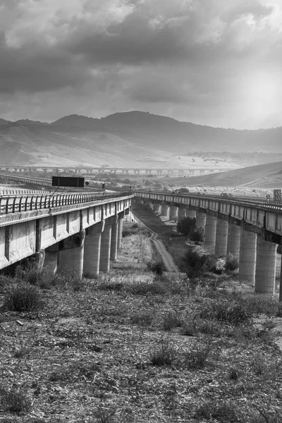 日出时西西里群山的景观 西西里岛地震频繁 高耸在柱子上的沥青路面 黑白照片 — 图库照片