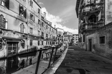 Venedik kanallar tarafından ayrılmış ve köprü ile birbirine bağlanmış Adaları bir grup arasında yer alır. Gondol geleneksel, düz oturaklı Venedik kürek teknesi var. Siyah beyaz resim