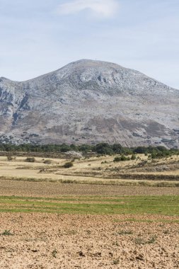 Cantabria Dağları İspanya Vadisi. Sabah, tepeler, mera ve güneş ışığı İspanyol manzara