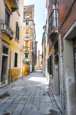 Ortaçağ Venedik mimarisi. Üşütüp, hasta soyulmuştu evleri.