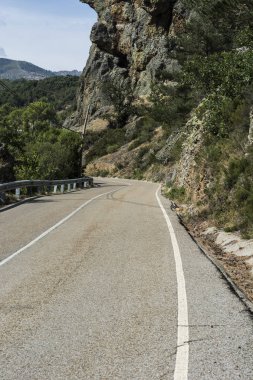 Avrupa 'nın dolambaçlı asfalt yolu İspanya' da sabahın erken saatlerinde doruk noktasında