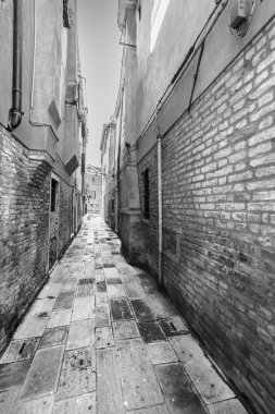 Ortaçağ Venedik mimarisi. Üşütüp, hasta soyulmuştu evler. Siyah beyaz resim