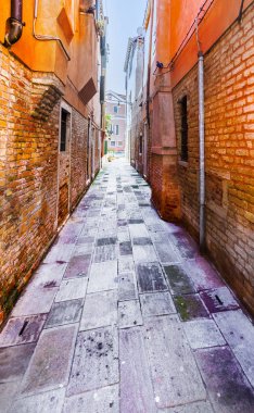 Ortaçağ Venedik mimarisi. Üşütüp, hasta soyulmuştu evleri.