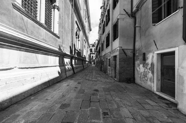 Arquitectura Venecia Medieval Casas Que Desprenden Humedad Imagen Blanco Negro —  Fotos de Stock