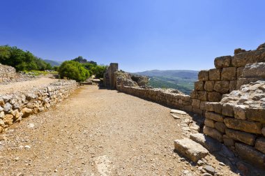 Suriye ile İsrail sınırında Golan Tepeleri üzerinde kale kalıntıları. Hermon Dağı eteklerinde Nimrod kale, İsrail Milli Parkı, sahne.