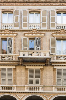 İtalya Ortaçağ Piyemonte'daki Cuneo şehir mimarisi. Akdeniz tarzında Vintage İtalyan balkon