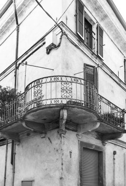 İtalya Ortaçağ Piyemonte'daki Cuneo şehir mimarisi. Akdeniz tarzı Vintage İtalyan balkonda. Siyah beyaz resim