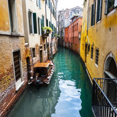 Üşütüp, hasta soyulmuştu evler. Venedik kanallar tarafından ayrılmış ve köprü ile birbirine bağlanmış Adaları bir grup arasında yer alır. Gondol geleneksel, düz oturaklı Venedik kürek tekne olduğunu