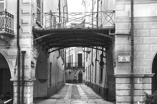 中世纪山麓城市 Cuneo 在意大利的建筑学 在地中海风格的街道上的老式意大利桥 黑白图片 — 图库照片
