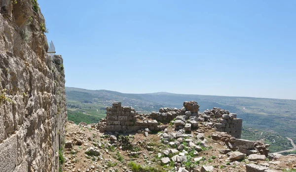 城堡在戈兰高地的遗留物靠近叙利亚边境的以色列 尼姆罗德堡垒 以色列国家公园风光的蒙山山坡上 — 图库照片