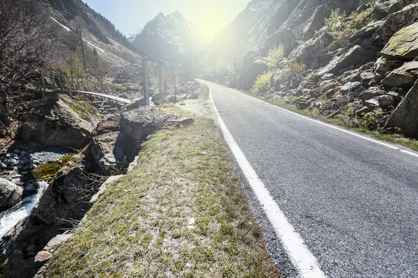 Niebla Mañana Sobre Camino Asfalto Los Alpes Italianos Piamonte Vista — Foto de Stock