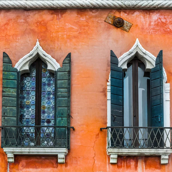 Ogival Mosaic Venetian Windows Shutter Houses Peeling Dampness Venice — Stock Photo, Image