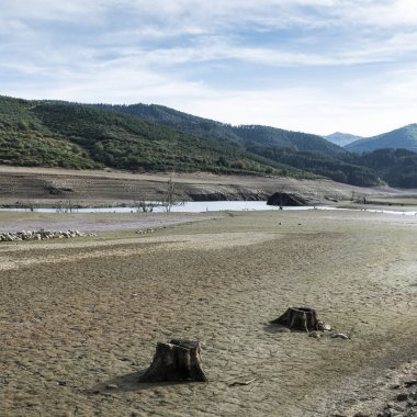 İspanya 'nın en güzel manzarası. Cantabrian Dağları' nın dramatik manzarası. Kanyonun dibindeki nehir 