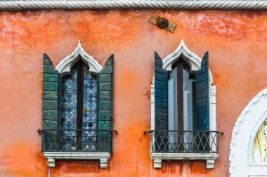 Ogival mozaik Venedik windows ile kapamak. Üşütüp, hasta Venedik üzerinden soyulmuştu evleri