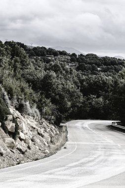 Avrupa 'nın dolambaçlı asfalt yolu İspanya' da sabahın erken saatlerinde doruk noktasında