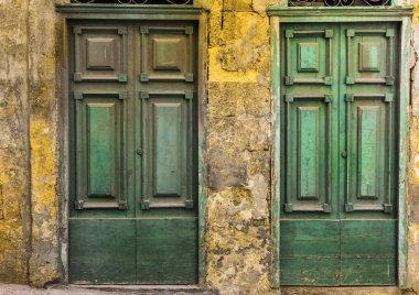 Valletta tarihi kesiminde geleneksel Malta kapı ile bina. Malta Adası üzerinde terk edilmiş bir eve giriş