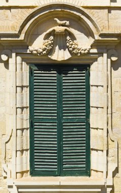 Valletta 'nın tarihi bölümünde geleneksel Malta penceresi olan bina.
