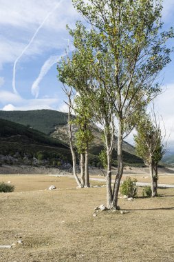 İspanya 'nın en güzel manzarası. Cantabrian Dağları' nın dramatik manzarası. Kanyonun dibindeki kurumuş nehir yatağı 
