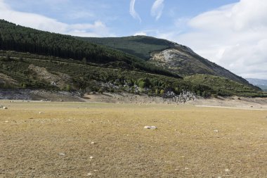İspanya 'nın en güzel manzarası. Cantabrian Dağları' nın dramatik manzarası. Kanyonun dibindeki kurumuş nehir yatağı 