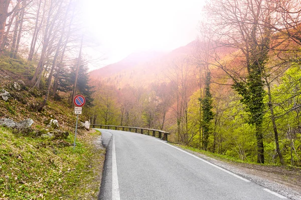 Morgennebel Über Der Asphaltstraße Den Italienischen Alpen Piemont Blick Auf — Stockfoto