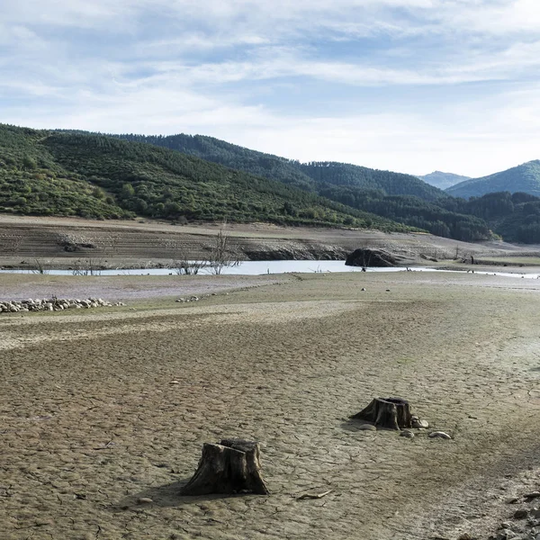 İspanya 'nın en güzel manzarası. Cantabrian Dağları' nın dramatik manzarası. Kanyonun dibindeki nehir 