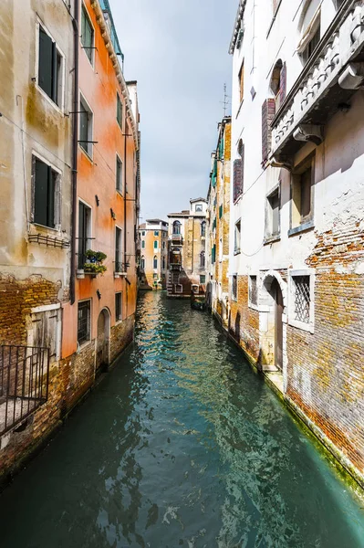 Houses Peeling Dampness Venice Situated Group Islands Separated Canals Linked — Stock Photo, Image