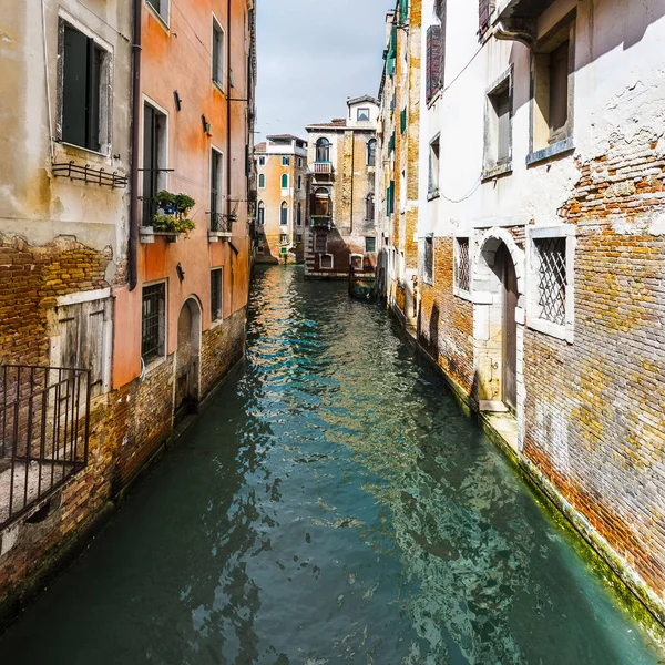 Σπίτια Ξεφλούδισμα Από Υγρασία Βενετία Βρίσκεται Απέναντι Από Μια Ομάδα — Φωτογραφία Αρχείου