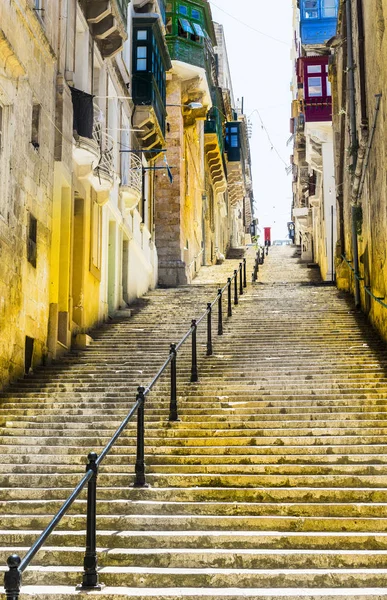Tipikus Szűk Utcában Lépcsőn Málta Épületek Hagyományos Színes Máltai Erkélyes — Stock Fotó