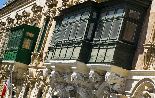 Calle Estrecha Típica Isla Malta Edificios Con Balcones Tradicionales Malteses — Foto de Stock