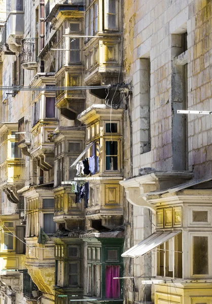 Typical Narrow Street Island Malta Buildings Traditional Colorful Maltese Balconies — Stock Photo, Image