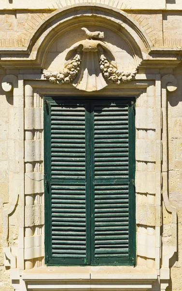 Budynek Tradycyjnym Maltańskim Oknem Historycznej Części Valletty — Zdjęcie stockowe
