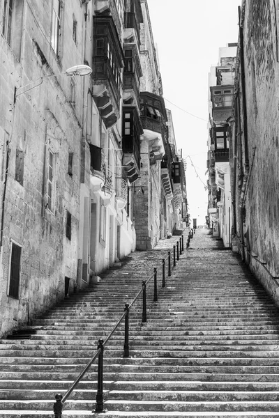 Típica Calle Estrecha Con Escaleras Isla Malta Edificios Con Balcones —  Fotos de Stock