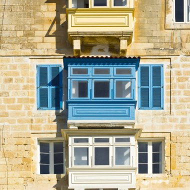 Kişilik geleneksel renkli Malta Valletta tarihi bölümünde bina. Bir evde Malta'nın üstünde pencere eşiği