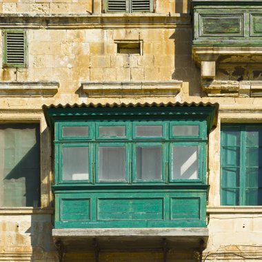 Kişilik geleneksel renkli Malta Valletta tarihi bölümünde bina. Bir evde Malta'nın üstünde pencere eşiği