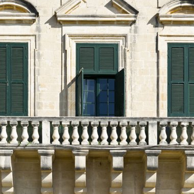 Geleneksel Malta windows Valletta tarihi bölümünde bina.