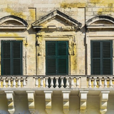 Geleneksel Malta windows Valletta tarihi bölümünde bina.
